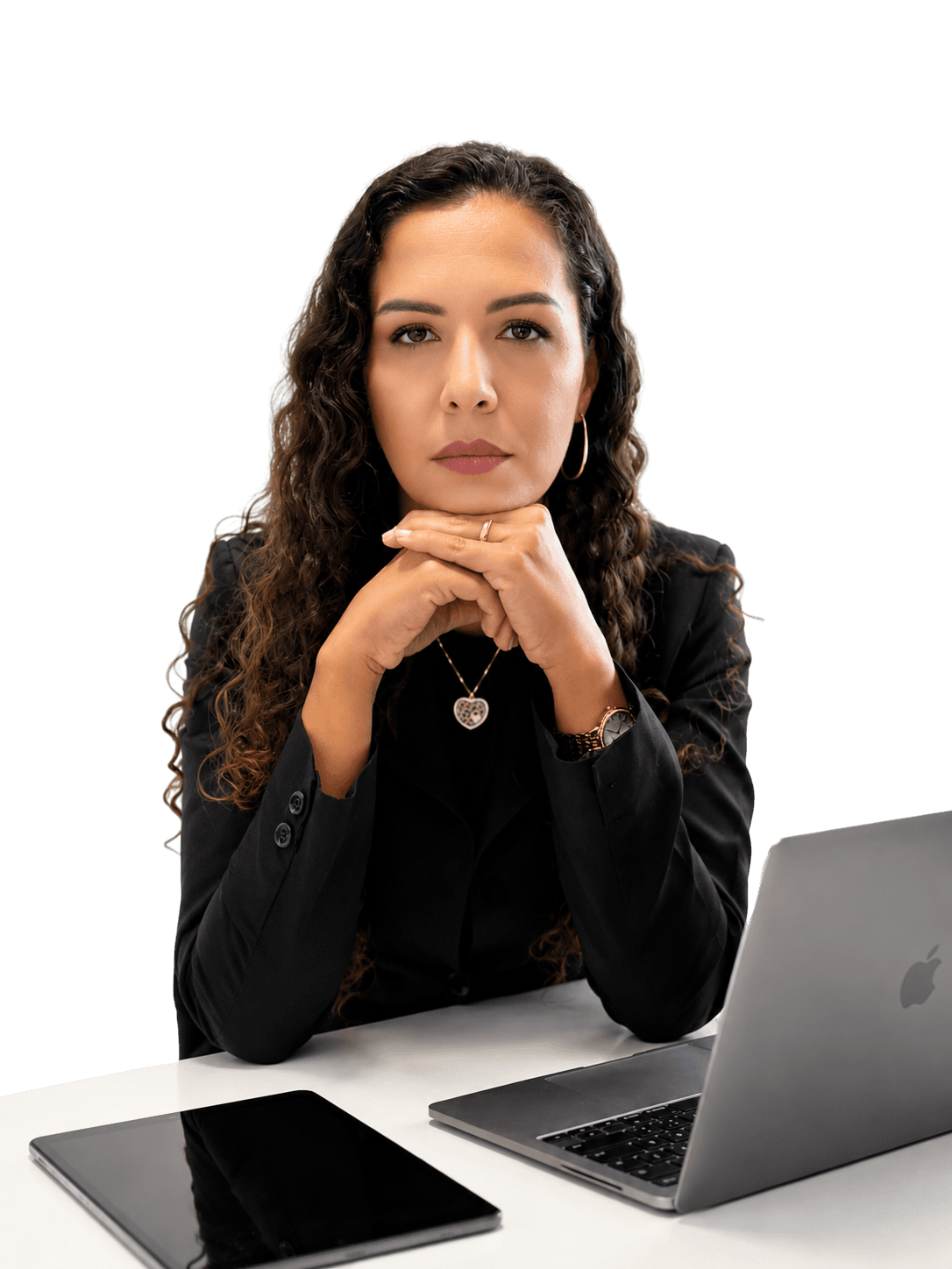 Elaine Polegato sentada, mãos juntas, olhar firme